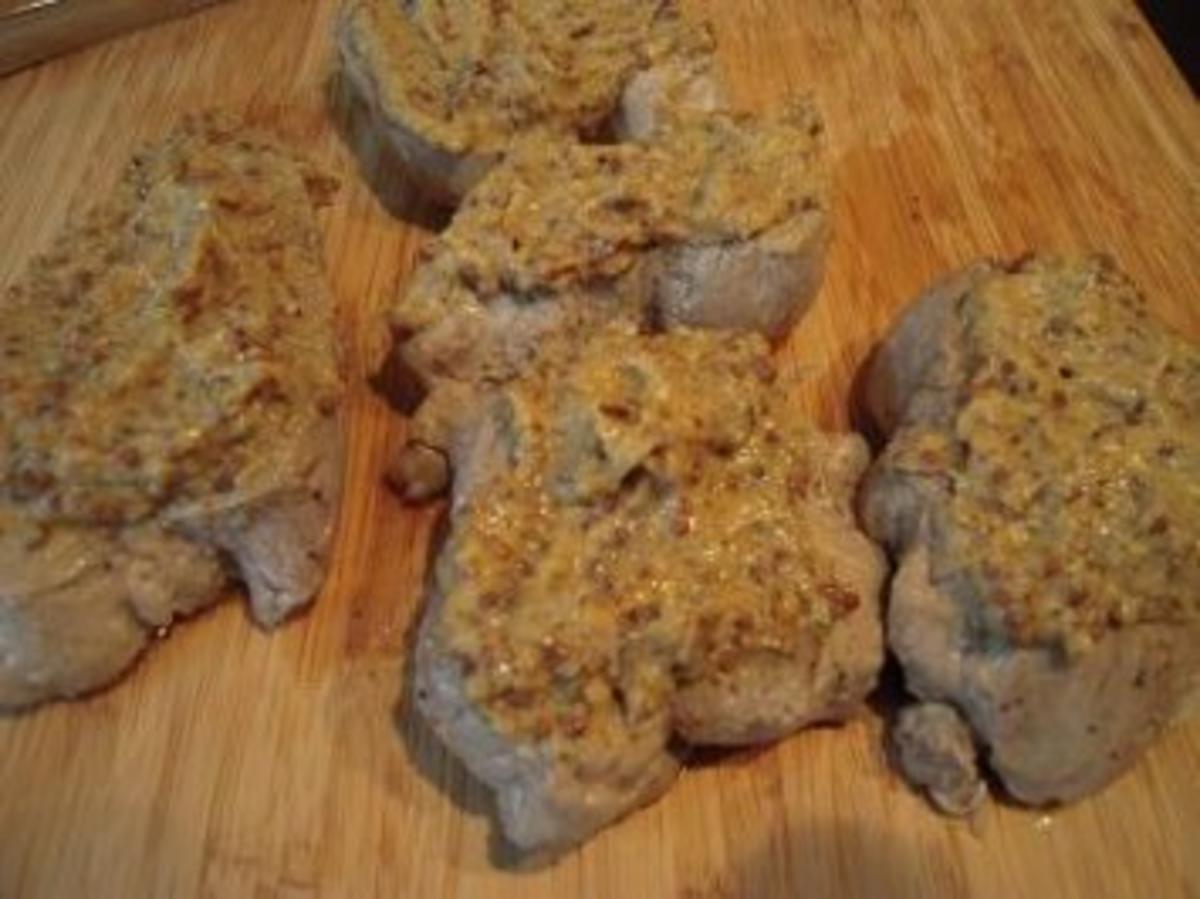 Schweinemedaillons mit Senfkruste und Kartoffelecken - Rezept - Bild Nr. 7