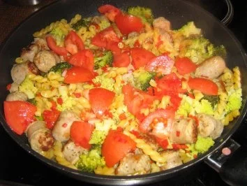 Bratwurst-Nudelpfanne mit buntem Gemüse - Rezept - Bild Nr. 6