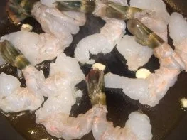 Salat von Mango und Frühlingszwiebeln mit Riesengarnelen - Rezept - Bild Nr. 4