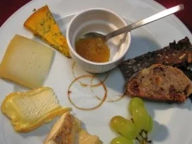 Feine Käseauswahl mit Dattelbrot, Feigensenf, Birne und Walnüssen - Rezept