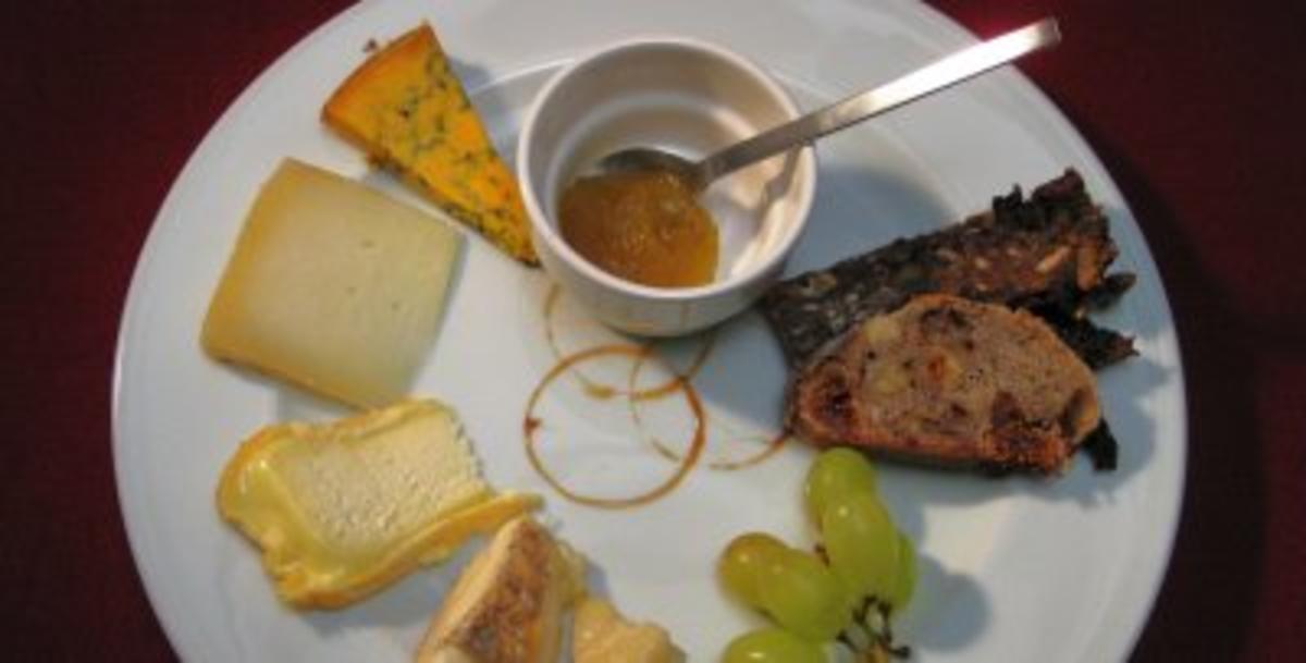 Feine Käseauswahl mit Dattelbrot, Feigensenf, Birne und Walnüssen ...