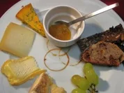 Feine Käseauswahl mit Dattelbrot, Feigensenf, Birne und Walnüssen - Rezept