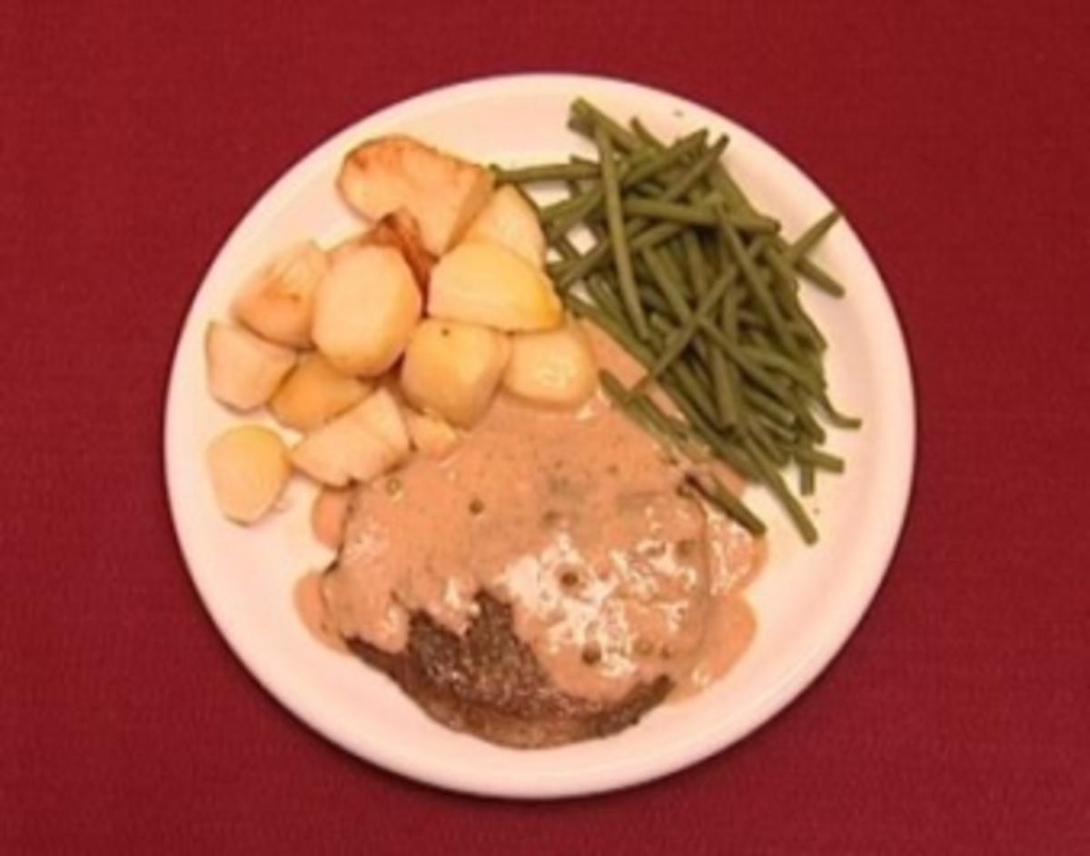 Steak mit gerösteten Kartoffeln und grünen Bohnen an Pfeffersoße ...