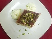 Kokosnusskuchen mit Ouzo-Sahne und griechische Käseauswahl - Rezept