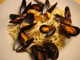 Rezept: Muscheln in Kräuter-Sahnesauce mit Spaghetti Muscheln in Kräuter-Sahnesauce mit Spaghetti - Rezept