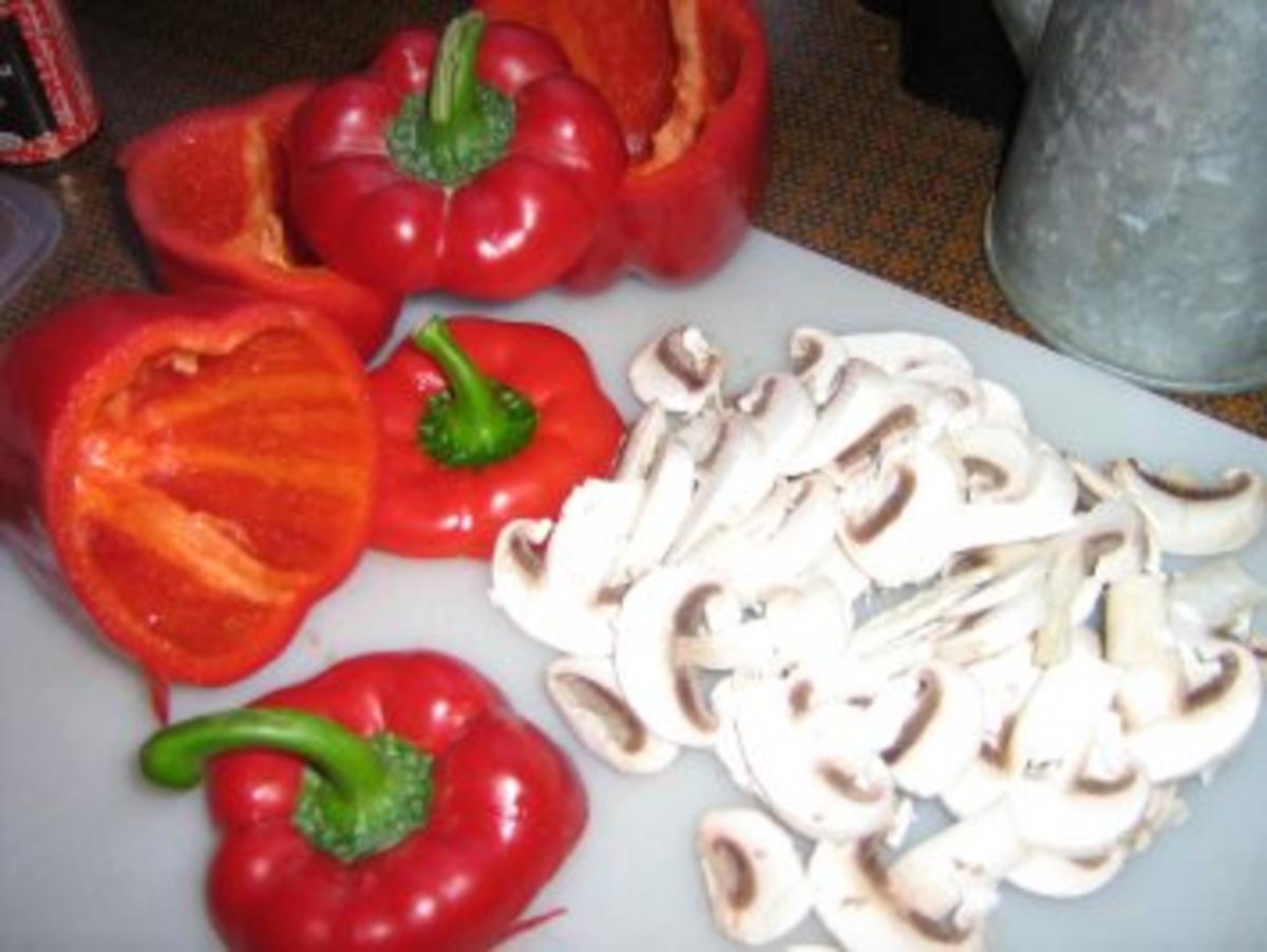 Paprika gefüllt mit Puten -Champignonmischung auf Basmatireis - Rezept - Bild Nr. 3