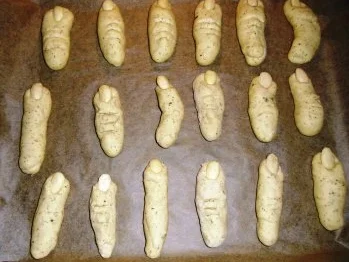 Fingerfood zum Gruseln - Knuspergebäck mit Mandel, herzhaft - Rezept - Bild Nr. 2