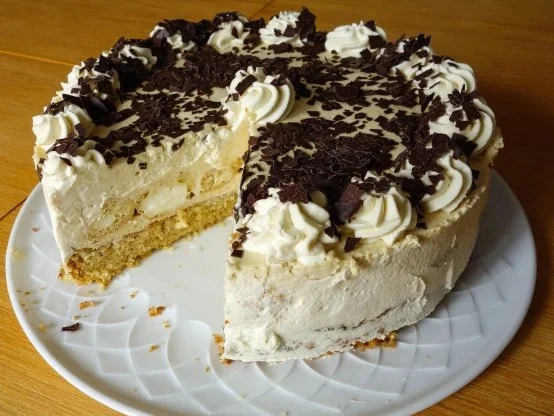 Rezept: Windbeuteltorte mit Nußboden und Baileys-Sahne Windbeuteltorte mit Nußboden und Baileys-Sahne - Rezept