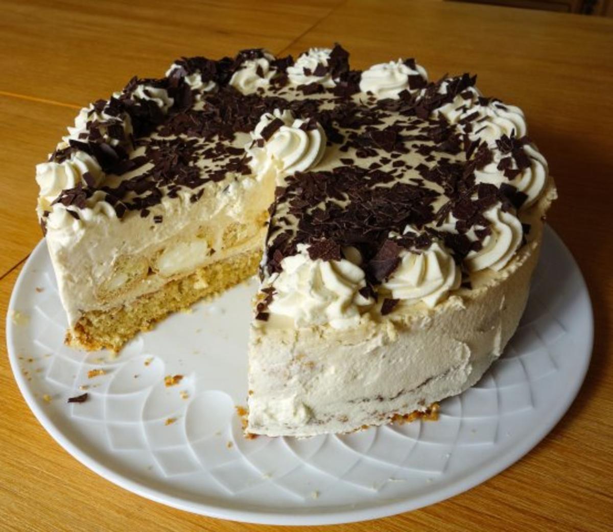 Bilder für Windbeuteltorte mit Nußboden und Baileys-Sahne - Rezept