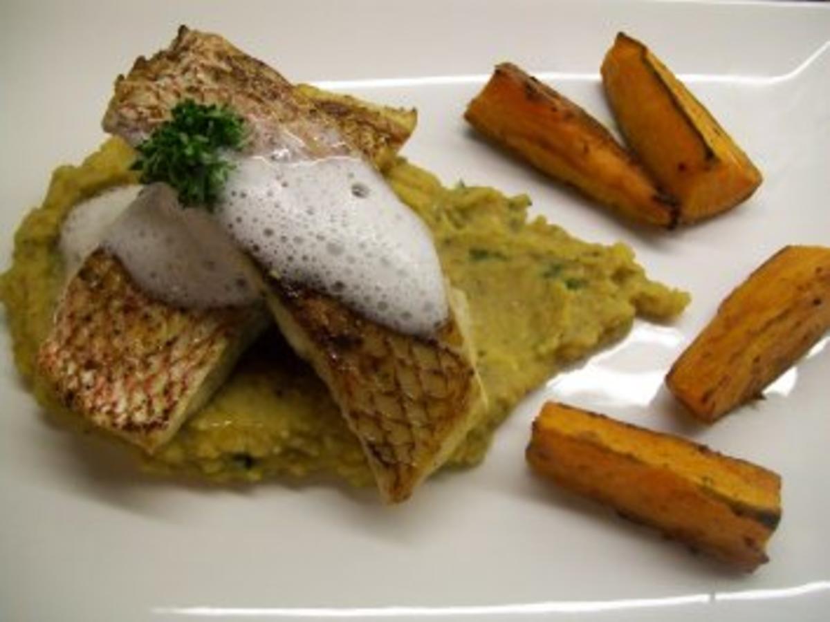 Red Snapper auf Dhal mit Kokoswölkchen und Süßkartoffel Wedges ...