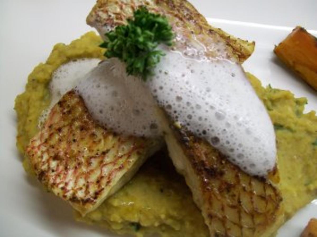 Red Snapper auf Dhal mit Kokoswölkchen und Süßkartoffel Wedges ...