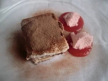 Erdbeermousse a la Angie mit Schokoladen-Tiramisu - Rezept