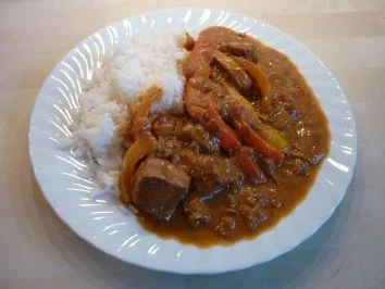 Rinder-Paprika-Sahne-Gulasch mit Duftreis - Rezept