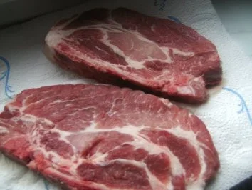 Jägerschnitzel , ( Nackensteak unter einer Pilzhaube  ) - Rezept - Bild Nr. 2