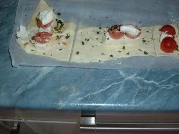 Blätterteig : Tarte mit Lachsfischstäbchen ,Feta und Tomaten - Rezept - Bild Nr. 6