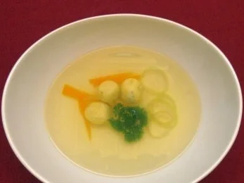 Klare Gemüsesuppe mit Basilikumklößchen und feinen Gemüsestreifen - Rezept
