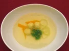 Klare Gemüsesuppe mit Basilikumklößchen und feinen Gemüsestreifen - Rezept