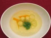 Klare Gemüsesuppe mit Basilikumklößchen und feinen Gemüsestreifen - Rezept