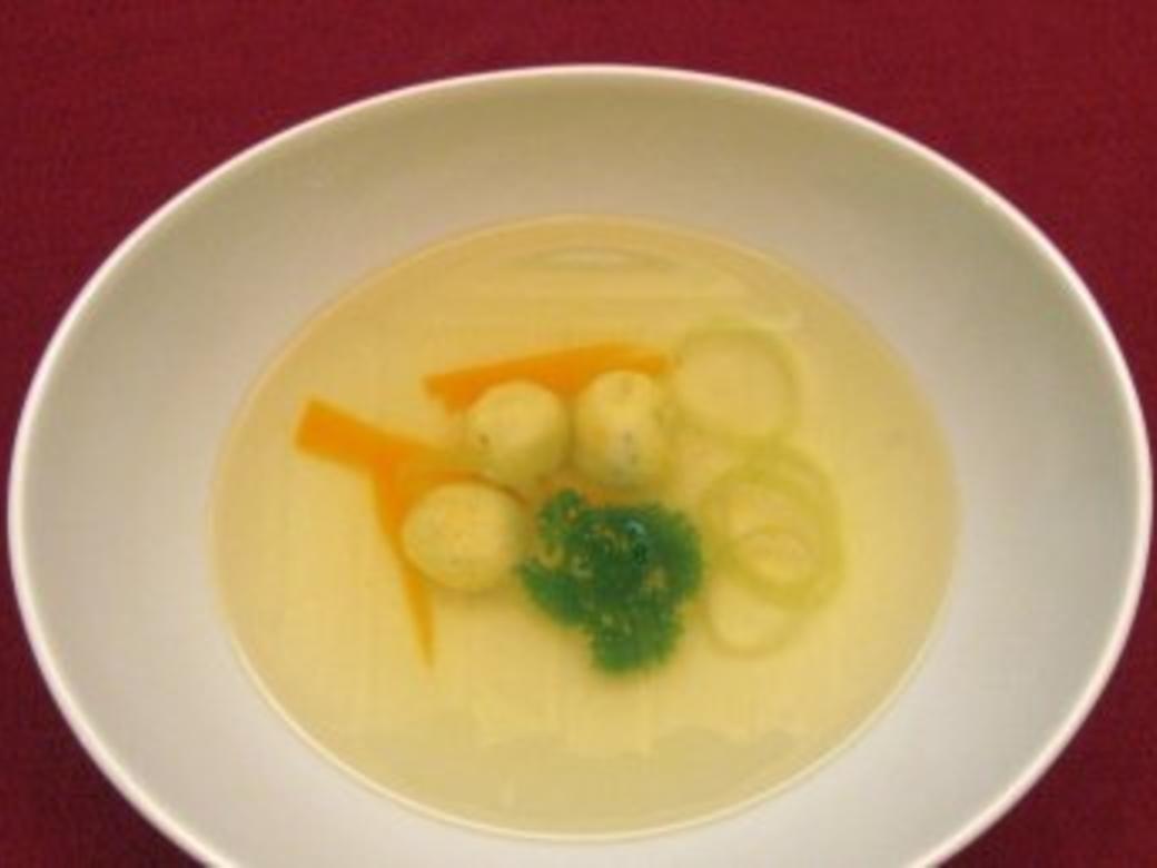 Klare Gemüsesuppe mit Basilikumklößchen und feinen Gemüsestreifen ...