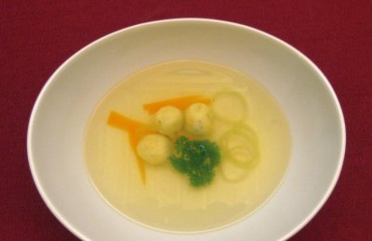 Bilder für Klare Gemüsesuppe mit Basilikumklößchen und feinen Gemüsestreifen - Rezept