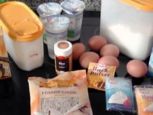 Rezept: Biskuit-Sahne-Nussschnitten Bild Nr. 3 Biskuit-Sahne-Nussschnitten - Rezept - Bild Nr. 3