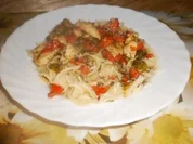 Bandnudeln mit Hähnchen-Paprika-Ragout - Rezept