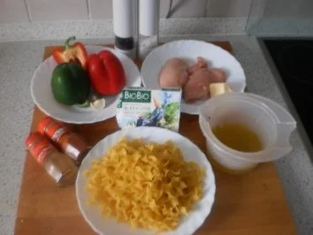 Bandnudeln mit Hähnchen-Paprika-Ragout - Rezept - Bild Nr. 2