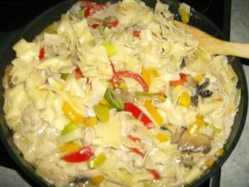 Rezept: Sahnige Nudelpfanne Kunterbunt Sahnige Nudelpfanne Kunterbunt - Rezept