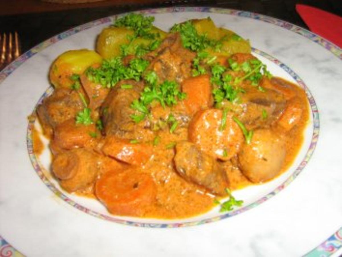 Gulasch mit Champignons Burgunder Art  mit Kartoffel-Butterrüben-Gemüse - Rezept