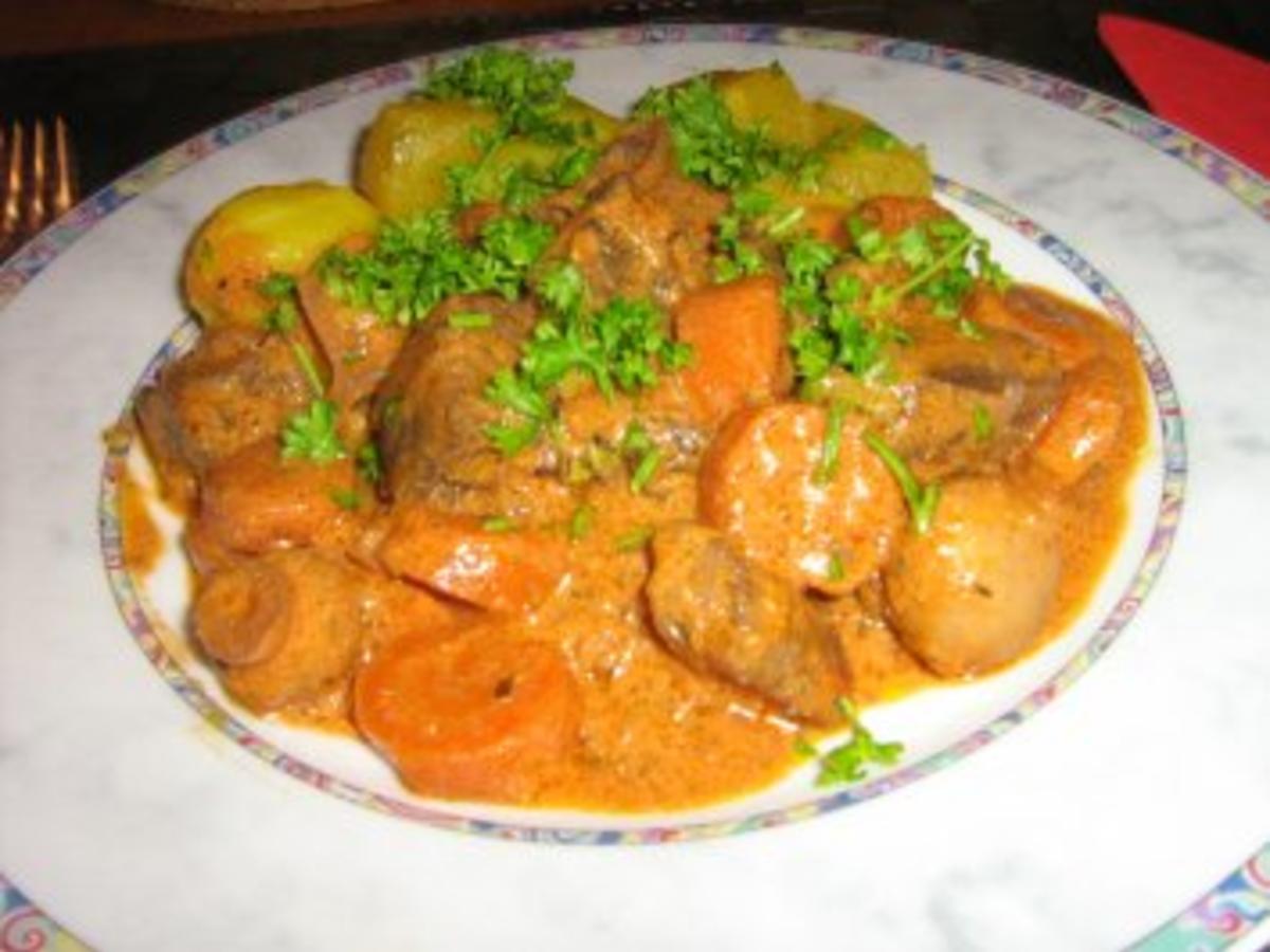 Gulasch mit Champignons Burgunder Art mit Kartoffel-Butterrüben-Gemüse ...