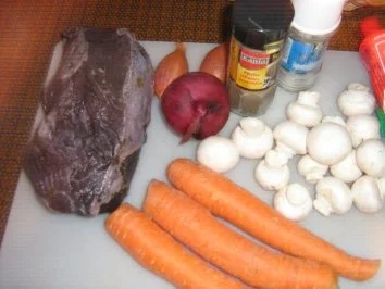 Gulasch mit Champignons Burgunder Art  mit Kartoffel-Butterrüben-Gemüse - Rezept - Bild Nr. 2