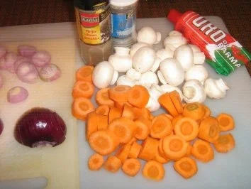 Gulasch mit Champignons Burgunder Art  mit Kartoffel-Butterrüben-Gemüse - Rezept - Bild Nr. 3