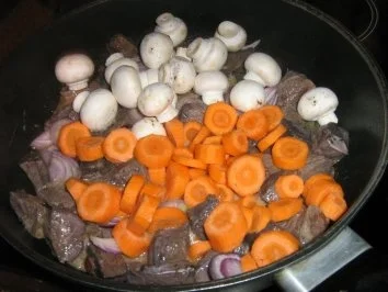 Gulasch mit Champignons Burgunder Art  mit Kartoffel-Butterrüben-Gemüse - Rezept - Bild Nr. 4