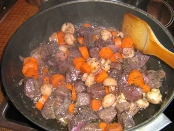 Gulasch mit Champignons Burgunder Art  mit Kartoffel-Butterrüben-Gemüse - Rezept - Bild Nr. 5