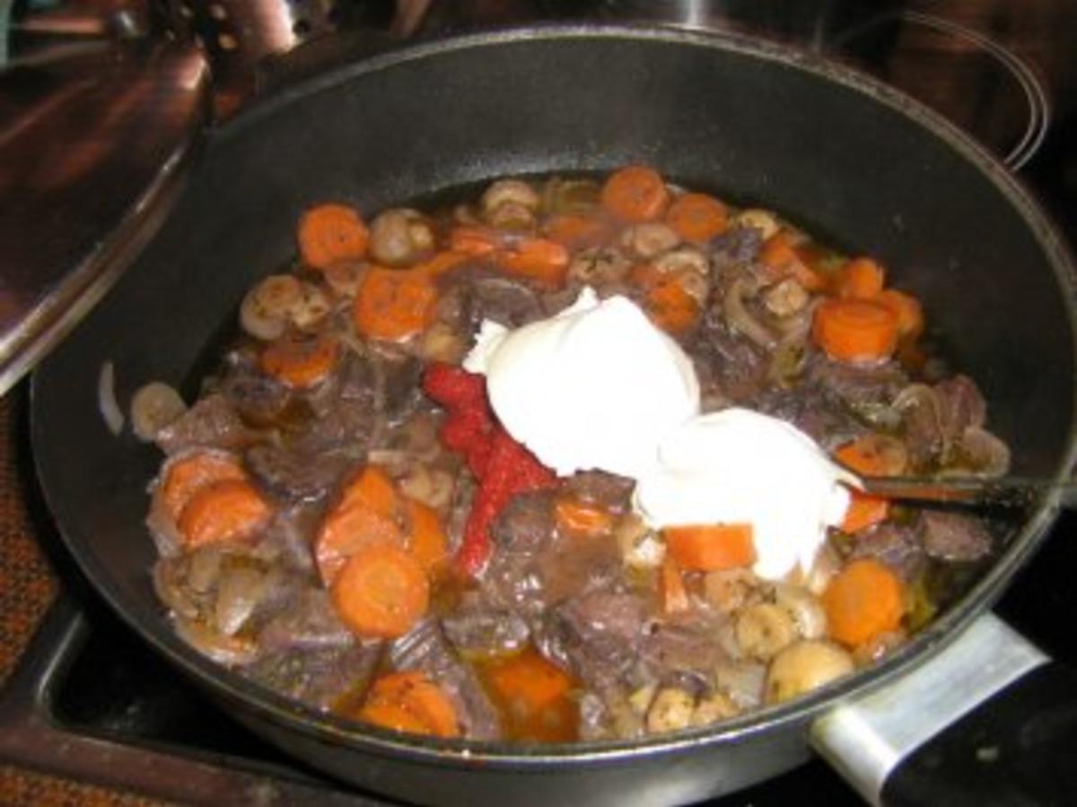 Gulasch mit Champignons Burgunder Art mit Kartoffel-Butterrüben-Gemüse ...