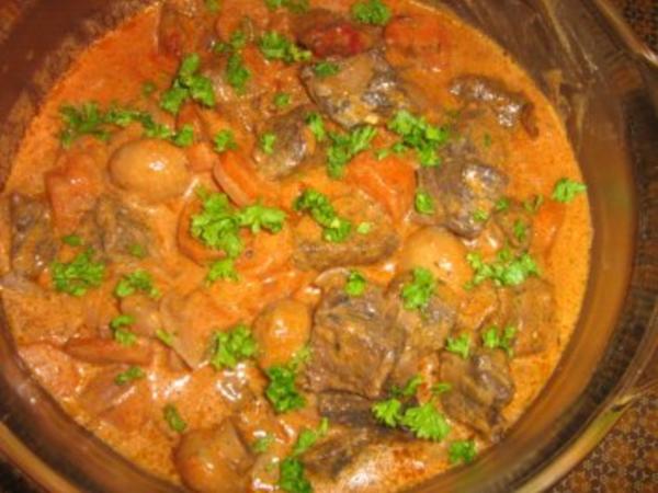 Gulasch mit Champignons Burgunder Art mit Kartoffel-Butterrüben-Gemüse ...