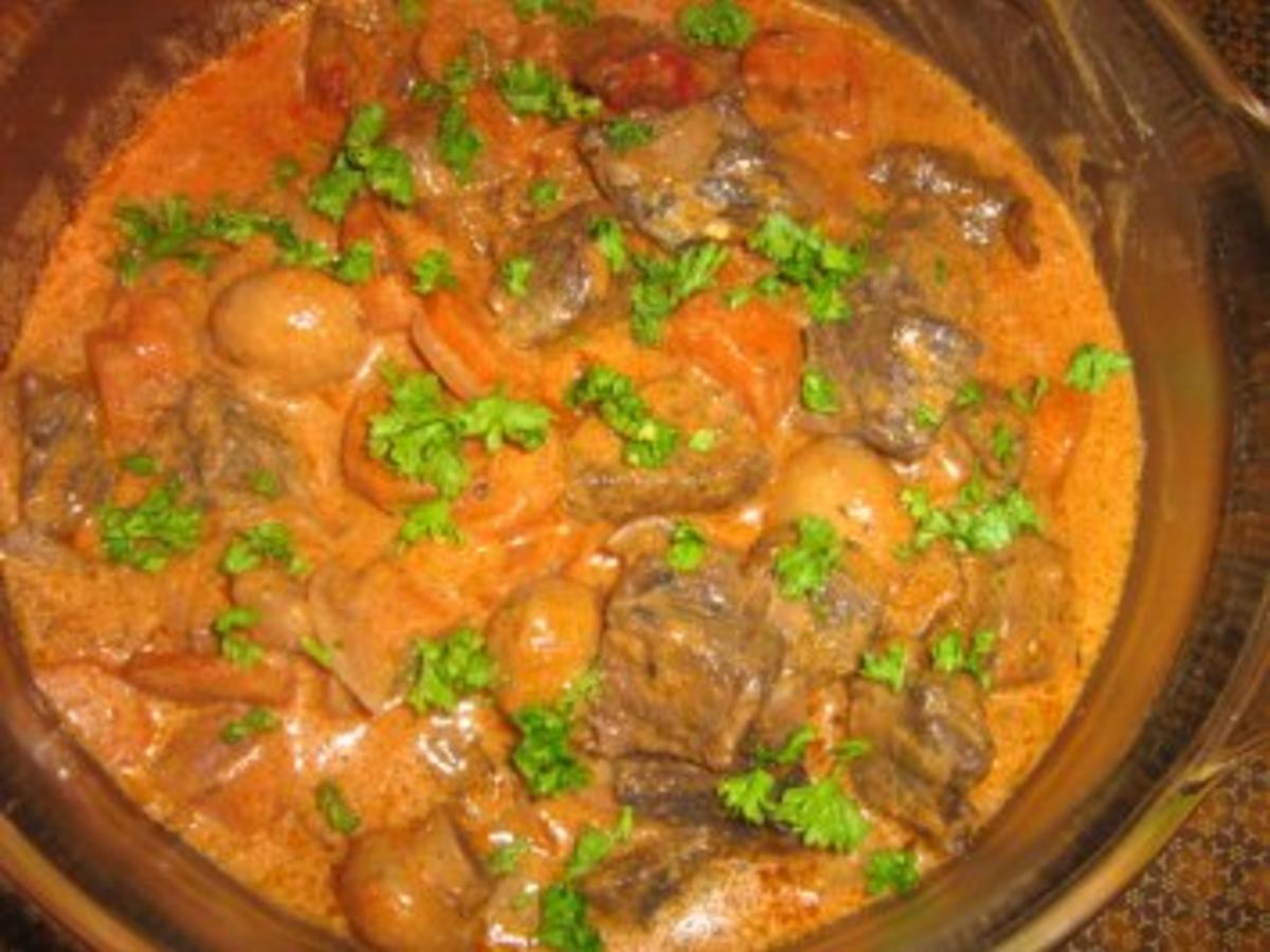 Gulasch mit Champignons Burgunder Art mit Kartoffel Butterrüben Gemüse ...