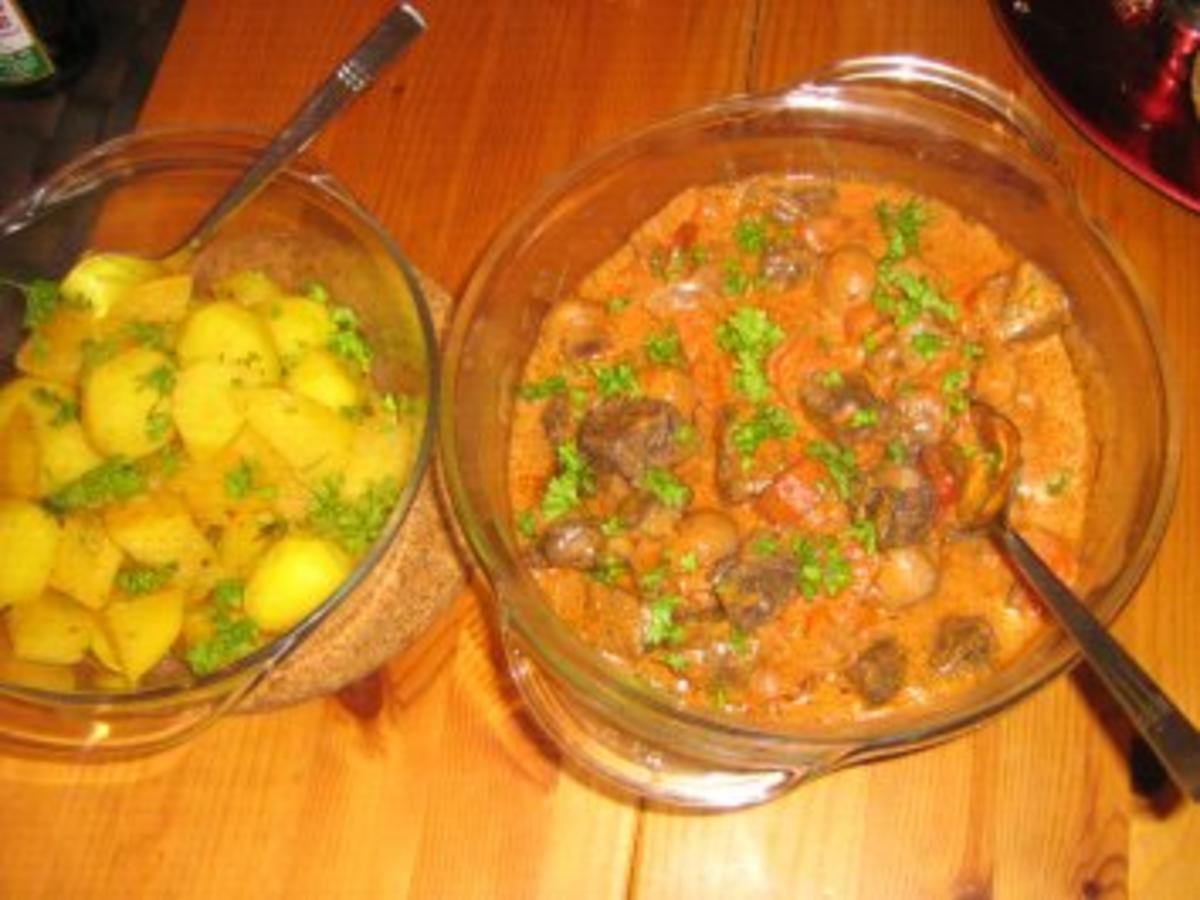 Gulasch mit Champignons Burgunder Art mit Kartoffel Butterrüben Gemüse ...