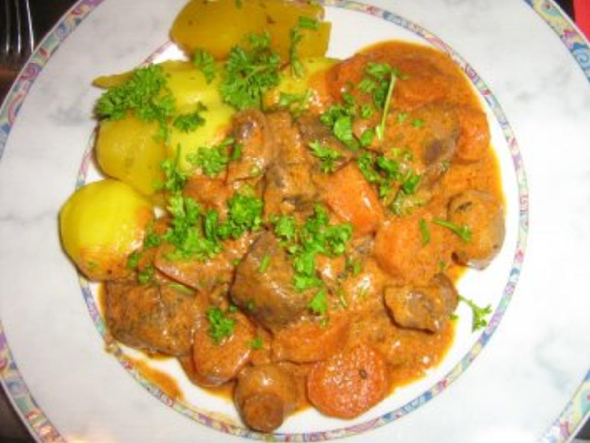 Gulasch mit Champignons Burgunder Art mit Kartoffel-Butterrüben-Gemüse ...