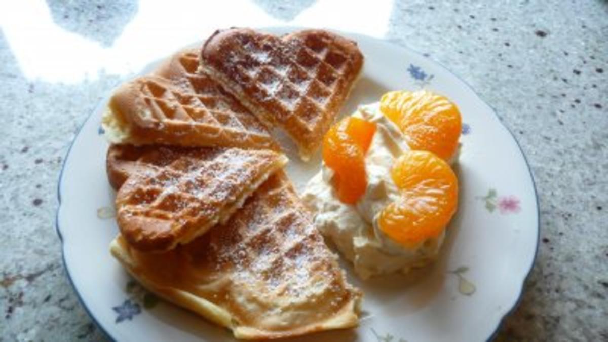 Buttermilchwaffeln mit Orangencreme - Rezept