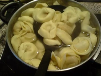 Rezept: Tortellinis mit Käse Sahne Soße Bild Nr. 3 Tortellinis mit Käse Sahne Soße - Rezept - Bild Nr. 3