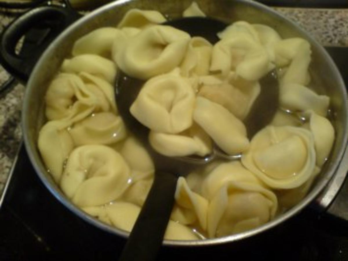 Tortellinis mit Käse Sahne Soße - schnell &amp; einfach - von Cookie21