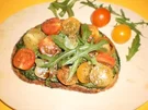 Nussbrot mit Rucola-Aufstrich und Tomaten - Rezept