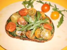 Nussbrot mit Rucola-Aufstrich und Tomaten - Rezept