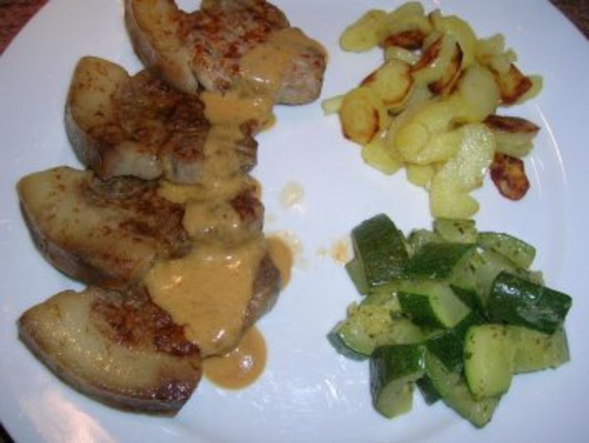 Spanferkel-Koteletts mit Rosmarin-Sößchen und Bratkartöffelchen - Rezept - Bild Nr. 2