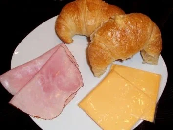 Rezept: Frühstück: Schinken-Käse-Croissants Bild Nr. 2 Frühstück: Schinken-Käse-Croissants - Rezept - Bild Nr. 2