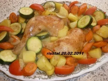 Hähnchenkeulen vom Blech mit Gemüse - Rezept