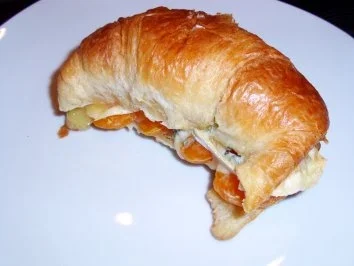 Rezept: Frühstück: Mandarinen-Croissants mit Blauschimmelkäse Frühstück: Mandarinen-Croissants mit Blauschimmelkäse - Rezept