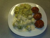 Tellergerichte:Wurstscheiben in Salzstangenpanade, Rahmrosenkohl und Kartoffel-Olivenpüree - Rezept