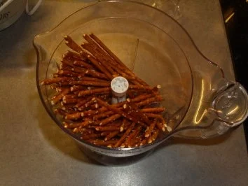 Tellergerichte:Wurstscheiben in Salzstangenpanade, Rahmrosenkohl und Kartoffel-Olivenpüree - Rezept - Bild Nr. 3